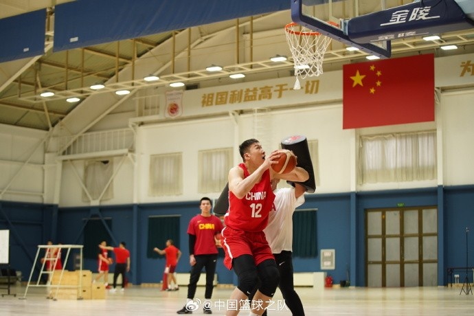  中国篮球之队官博：大块头 大能量 祝李炎哲25岁生日快乐！